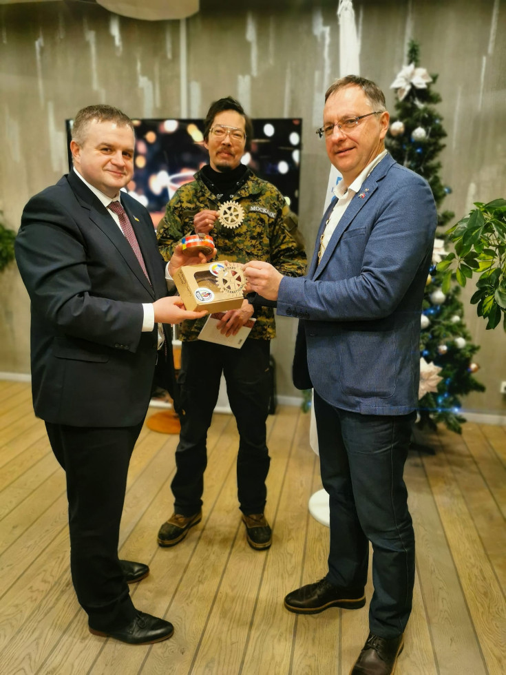 Дякуємо Друзі з Rīgas Rotari klubs
Ви підтримуєте проект #ВогоньПеремоги з перших днів. Ваши 10.000 окопних свічок вже обігрівають наших військових в окопах. Я з Микитою Василий Водьнёв  подякував членам клубу за підтримку України та подарували окопну свічку Губернатору Клубу Guntars Kniksts
🇱🇻🤝🇺🇦
#товариствоукраїнськолатвійсткоїдружби