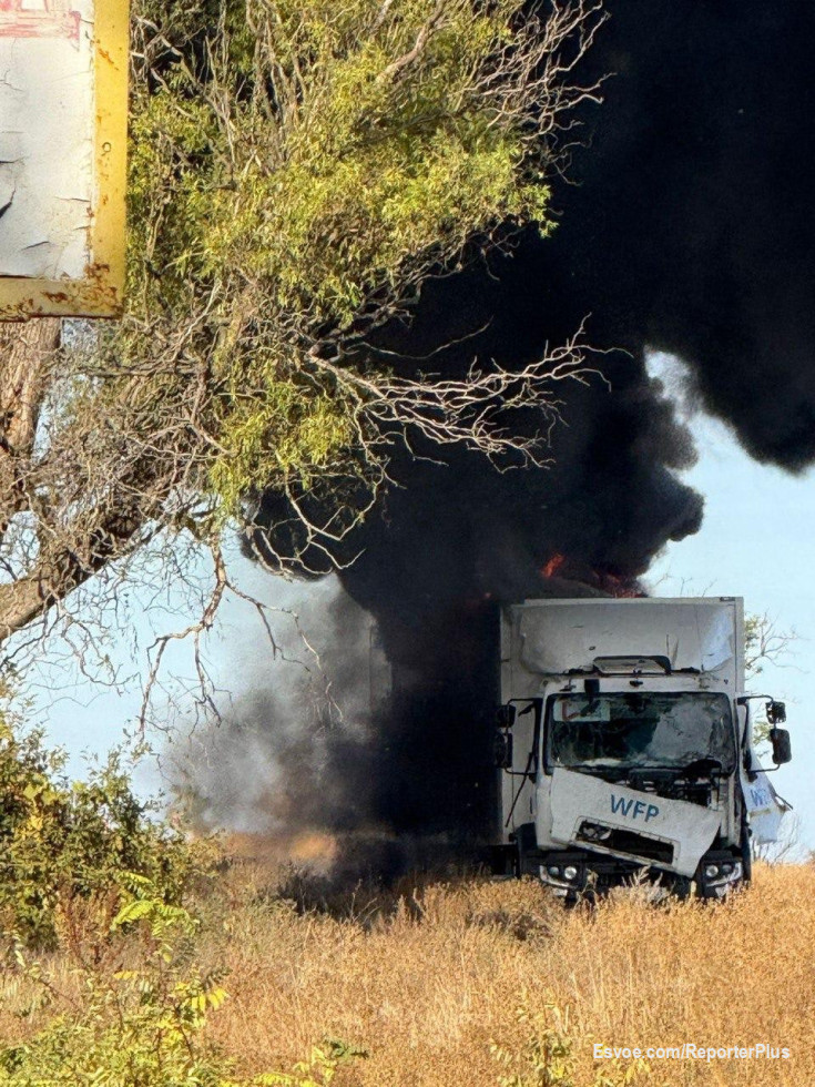 На Херсонщині окупанти "перемогли" кілька тонн гуманітарки: прицільно били з дронів та артилерії по вантажівках УКГС ООН, — ОВА. 

Чотири автівки мали відповідне маркування. Один транспортний засіб згорів, інший — серйозно пошкоджений, ще два змогли уникнути ударів. 

Крім того, опівдні російські військові вкрили вогнем Дніпровський район Херсона: загинула літня жінка. Медики борються за життя 55-річного чоловіка, який дістав вибухову травму, уламкові поранення голови, руки та грудної клітини. Його стан — тяжкий. 
#news