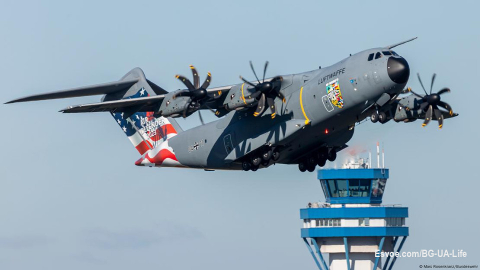 Болгарія приймає масштабні навчання військово-транспортної авіації НАТО

23 вересня в Болгарії стартують масштабні льотні навчання військово-транспортної авіації НАТО European Spartan Exercise 2025. Маневри пройдуть на двох військових аеродромах - Безмер і Чешнегірово - за участю авіаційних підрозділів Греції, Італії, Литви, Іспанії та приймаючої сторони Болгарії.

Згідно з інформацією Болгарського телеграфного агентства, в ході навчань будуть відпрацьовуватися ключові елементи військово-транспортних операцій: тактичні заходи на посадку, польоти на гранично малих висотах, десантування особового складу і вантажів, а також заходи з медичної евакуації повітряним транспортом. Навчання продемонструють можливості країн-учасниць щодо швидкого розгортання та координації спільних операцій.
#news