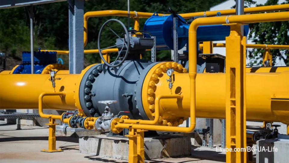 Болгарія припинить транзит російського газу з 2026 року

«Як член Європейського союзу, ми приєднаємося до рішень ЄС про припинення контрактів на використання і транзит російського газу в короткостроковій перспективі — в 2026 році», — заявив глава уряду.

Желязков підкреслив, що Болгарія вже повністю забезпечує свої потреби в газі за рахунок імпорту скрапленого природного газу (СПГ), який покриває потреби як промисловості, так і населення. Країна успішно диверсифікувала джерела енергопостачання, що дозволяє їй впевнено рухатися в напрямку енергетичної незалежності від російських поставок.

Рішення відображає стратегічний курс Болгарії на інтеграцію в загальноєвропейську енергетичну систему і зміцнення енергетичної безпеки відповідно до політики ЄС.
#news