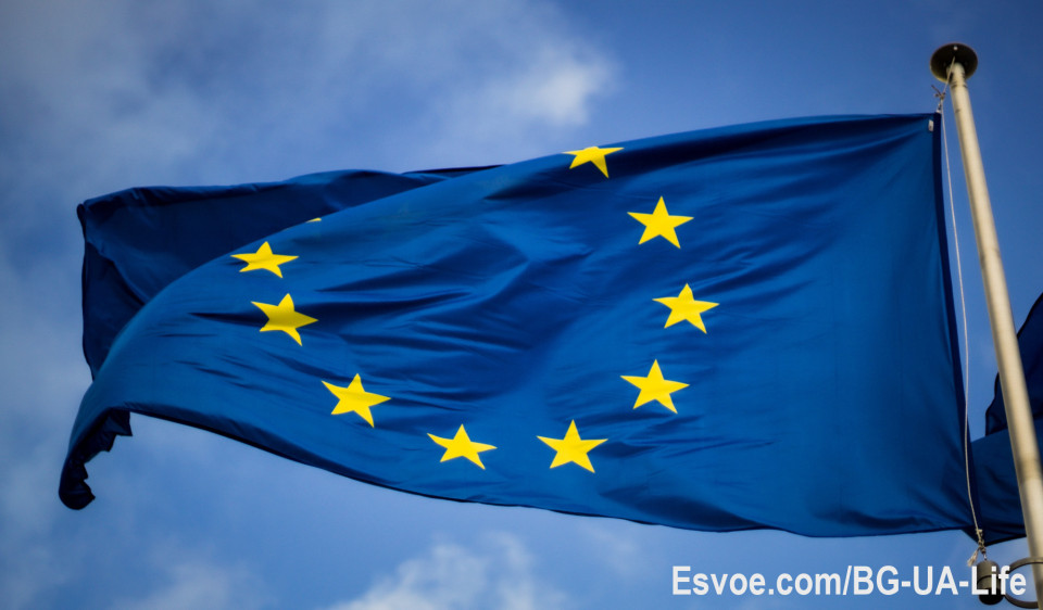 Стратегия ЕС по интеграции украинских беженцев: новые правила до 2027 года

Украинцам в ЕС до 2027 года нужно перейти на национальные виды на жительство или готовиться к возвращению. Статус временной защиты прекратится.

Совет Европейского союза утвердил комплексный план, определяющий будущий правовой статус украинских беженцев в странах ЕС. Согласно новым рекомендациям, до марта 2027 года украинцам необходимо определиться со своим дальнейшим пребыванием в Европейском союзе.

Основной путь предполагает переход на национальные виды на жительство через трудоустройство, предпринимательскую деятельность, обучение или воссоединение с семьей. Каждое государство-член ЕС разработает собственные процедуры перехода, учитывающие как потребности беженцев, так и возможности национальных рынков труда.

Альтернативным вариантом является подготовка к возвращению в Украину. Для этого предусмотрены программы реинтеграции, включающие профессиональную переподготовку и накопление средств для возобновления жизни на родине.

Важным аспектом новых правил становится прекращение действия статуса временной защиты после марта 2027 года. Лица, не сумевшие получить национальный правовой статус до этого срока, утратят законные основания для пребывания в странах ЕС.

Болгария, где в настоящее время находятся около 75 тысяч украинских беженцев, уже приступила к разработке национального плана реализации этих рекомендаций. Предполагается создание системы консультационных центров, расширение программ языковой подготовки и укрепление сотрудничества с работодателями для облегчения трудовой интеграции.

Данная стратегия отражает сбалансированный подход Европейского союза, направленный на создание устойчивых решений для беженцев при одновременном учете долгосрочных интересов принимающих стран. Трехлетний переходный период должен обеспечить достаточное время для взвешенного выбора и плавной адаптации к новым условиям.
#news