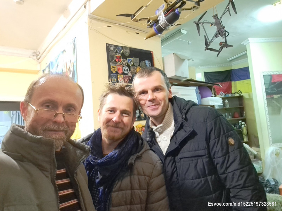 Був у мене в гостях Артем Пахомов обговорили подальший розвиток платформи donater.com.ua  і відвідали друзів із фонду  Львів_опір Василь Кметь та Iryna Kmet'
Артем зараз військовослужбовець у 704 полку РХБЗ  і збирає побратимам на "Чуйку 3.0"
🔗Посилання на банку
https://send.monobank.ua/jar/24kGxjtWbX
💳Номер картки банки
4874100022251287
Львів Опір збирає DjI Matrice 4E та DJI Matrice 4T для військових 428 ОББпС  на Донецький напрямок.
💳Номер картки Приват 4149499993916913